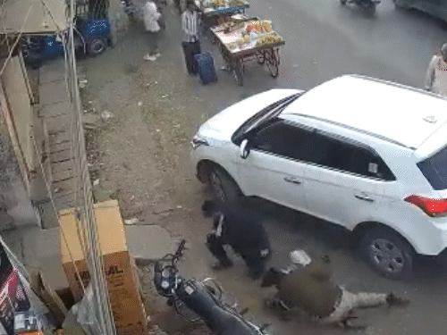 अतीक का बेटा असद गली की ओर भागकर फायरिंग करता हुआ नजर आया था।