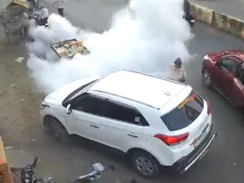 गुड्‌डू बमबाज ने कई बम फेंके थे। वह झोले में बम लेकर आया था।