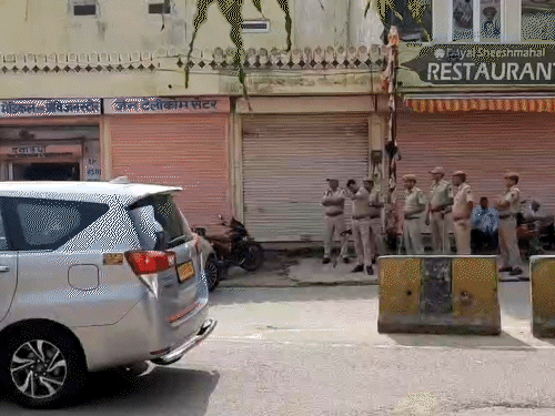 आमेर में पुलिस तैनात की गई। पुलिस ने स्थानीय लोगों से समझाइश की।
