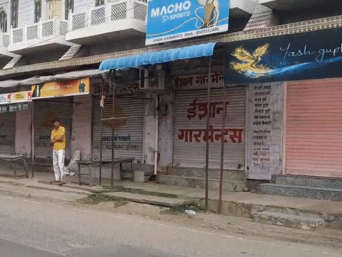 गाइड की मौत का पता चलने पर व्यापारियों ने विरोध के चलते आमेर के बाजार बंद कर दिए।
