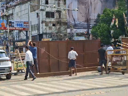 प्रदर्शनकारियों को रोकने के लिए मेट्रो की लोहे की शील्ड और कंटीले तार लगाए गए हैं।
