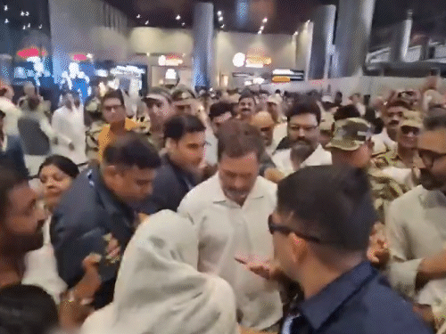 एयरपोर्ट पर राहुल का अजय राय ने भव्य स्वागत किया। इस दौरान काफी धक्का-मुक्की हुई।