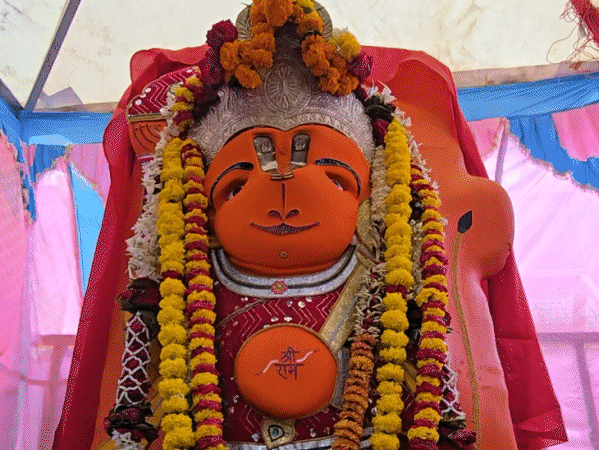 उज्जैन नगर निगम और प्रशासन की टीम 10 दिन प्रयास के बाद भी खड़े हनुमान की प्रतिमा शिफ्ट नहीं कर सकी। - Dainik Bhaskar