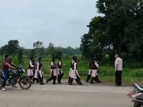 कलेक्टर से मिलने 30 किमी पैदल ही अंबिकापुर के लिए निकली थी छात्राएं।