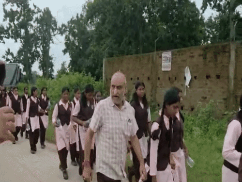 सरगुजा में कलेक्टर से मिलकर समस्याएं बताने के लिए 16KM चलीं 50 छात्राएं।