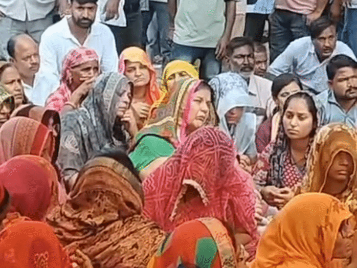 धरने में गाइड के परिवार की महिलाएं भी शामिल हुईं।