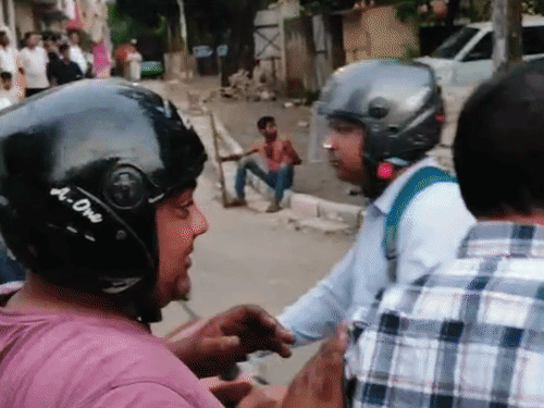 हाथ में डंडा लेकर पीसीआर तोड़ता युवक।