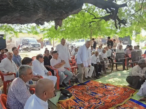 शाहपुर गांव में मंगलवार को हुई पंचायत में पहुंचे लोग।
