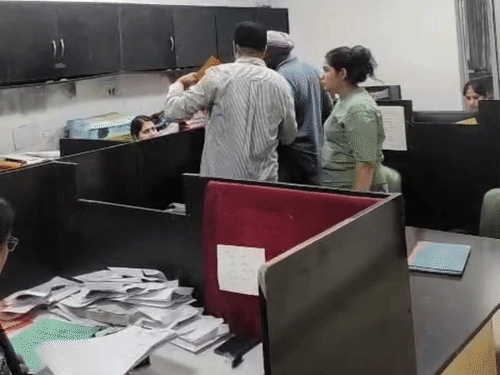 जालंधर के सरकारी दफ्तरों में काम करते दिखे कर्मचारी।