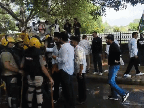 पानी बंद होने के बाद पुलिसकर्मियों के पास जाते कांग्रेसी।