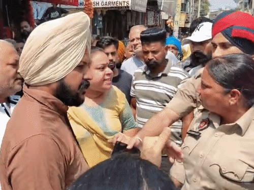 एडीसीपी अमनदीप कौर से महिला ने कहा कि रसीद दे दो, सामान ले जाओ।