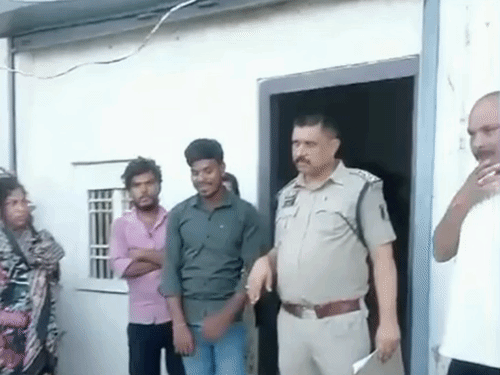 रकम सारंगढ़-बिलाईगढ़ जिले के मुड़पार गांव स्थित मकान से मिली।