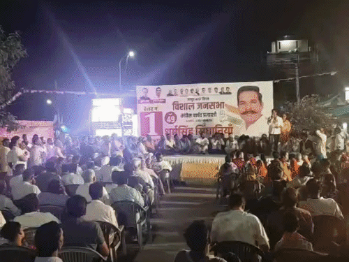 बीजेपी प्रत्याशी ने घोड़े पर बैठकर प्रचार किया। वहीं कांग्रेस उम्मीदवार के समर्थन में बड़े नेता उतरे।