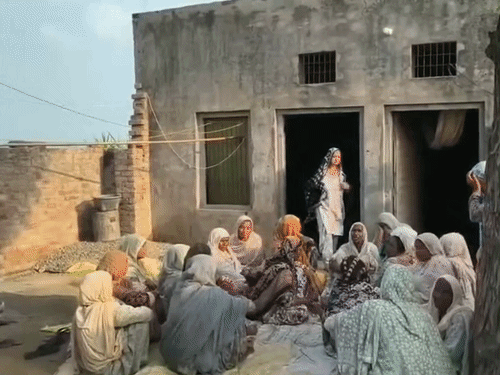 गुलजार की मौत के बाद उसके घर शोक जताने पहुंचे ग्रामीण।