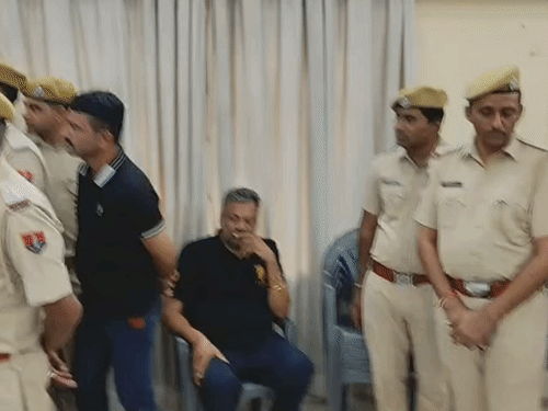 पुलिस ने वीरेंद्र कंस्ट्रक्शन कंपनी के मालिक वीरेंद्र गर्ग को गिरफ्तार किया।