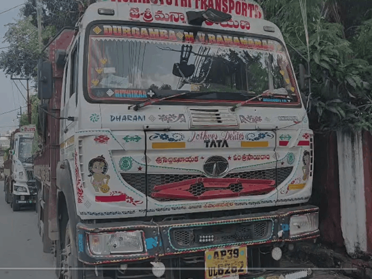 DRI की टीम ने 700 किलो गांजा जब्त किया है।