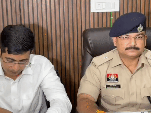 आरोपियों की गिरफ्तारी की जानकारी देते हुए पुलिस अधिकारी।
