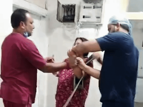 अस्पताल में कल्पना बचाने की गुहार लगाती रही।