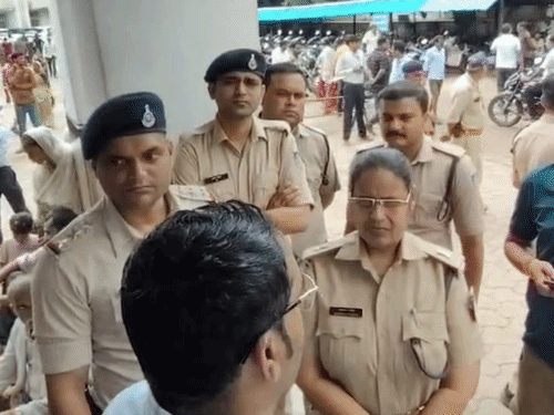 मामले की जानकारी लगते ही पुलिस जांच करने पहुंची थी।