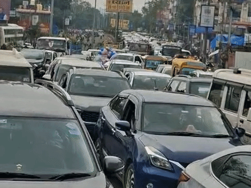 भोपाल में इंटर्न डॉक्टर रातभर से कमला पार्क की सड़क पर बैठे हैं। - Dainik Bhaskar