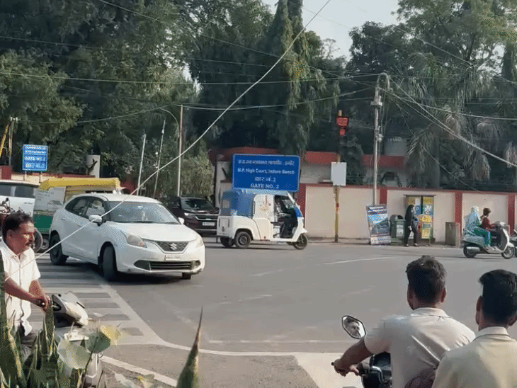 इंदौर हाईकोर्ट के सामने ही ट्रैफिक रूल्स तोड़ रहे लोग।