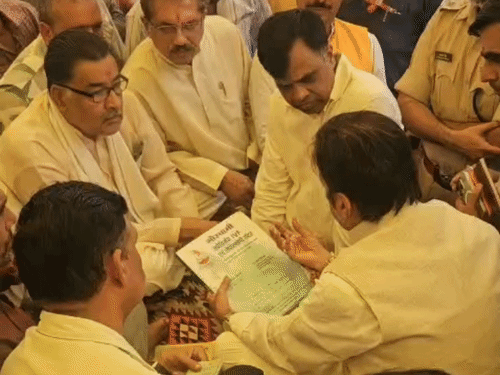 डिप्टी सीएम और स्वास्थ्य मंत्री राजेंद्र शुक्ल भी अनशन स्थल पहुंचे थे।