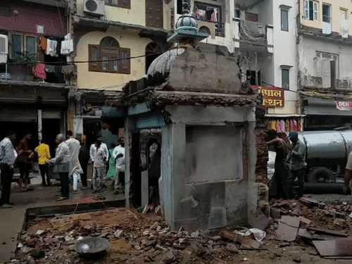 मंदिर के आसपास का क्षेत्र हटाया गया है।