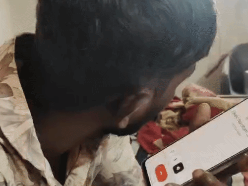 पीड़ित युवक ने पूरी बातचीत दूसरे फोन से रिकॉर्ड किया।