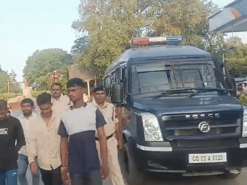 मुख्य आरोपी रामसिंह के ठिकानों पर दबिश, 5 और आरोपियों का निकाला जुलूस|बिलासपुर (छत्तीसगढ़),Bilaspur (Chhattisgarh) - Dainik Bhaskar
