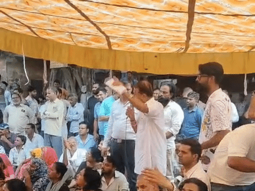 धरने पर बैठे लोगों ने चेतावनी दी कि मावठे के आगे बेरिकेट लगाकर हमारे किसी भाई को धरने में आने से नहीं रोका जाए, अगर ऐसा हुआ तो ठीक नहीं होगा।