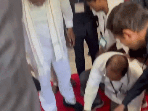 अधिकारी जमीन पर गिरे पड़े थे, इसी बीच डॉक्टर उनकी जांच कर रहे थे।