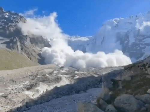 माउंट मिजहिरगी पर हुए हिमस्खलन के कारण बर्फ में दबे लोगों की तलाश के लिए 50 से ज्यादा बचावकर्मी रेस्क्यू में लगे हैं। - Dainik Bhaskar