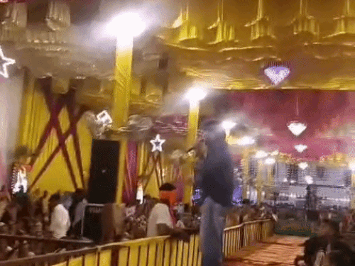 भजन संध्या में पाखंडवाद पर कटाक्ष करते कलाकार हैरी लाठर।