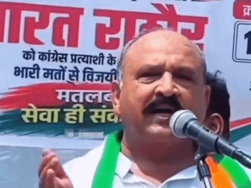 कोटा के रामगंजमंडी में शिक्षा मंत्री मदन दिलावर ने पहले कांग्रेस नेता प्रहलाद गुंजल पर निशाना साधा। फिर प्रहलाद गुंजल ने भड़ास निकाली।