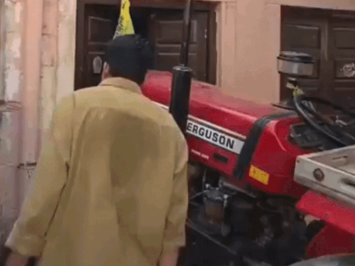 बाड़मेर में आरएलपी प्रत्याशी के प्रचार के दौरान दो महिलाएं ट्रैक्टर की चपेट में आ गईं। वहीं भाजपा जिलाध्यक्ष स्वरूप सिंह खारा बाइक पर दौरा करते हुए।
