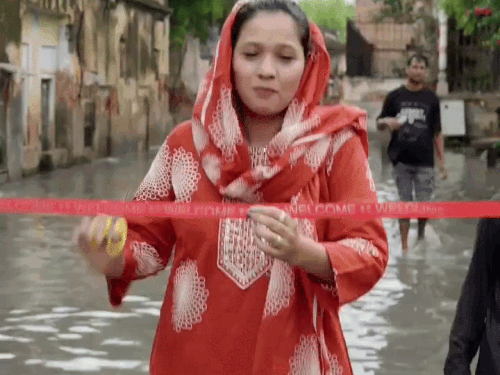 झुंझुनूं के चिड़ावा में जलभराव हुआ तो महिला ने वाटर पार्क बताकर फीता काट दिया। धौलपुर में पानी भरने से परेशान स्थानीय निवासी ने कहा- यहां से पानी निकालिए वरना वोट डालने नहीं जा पाएंगे।