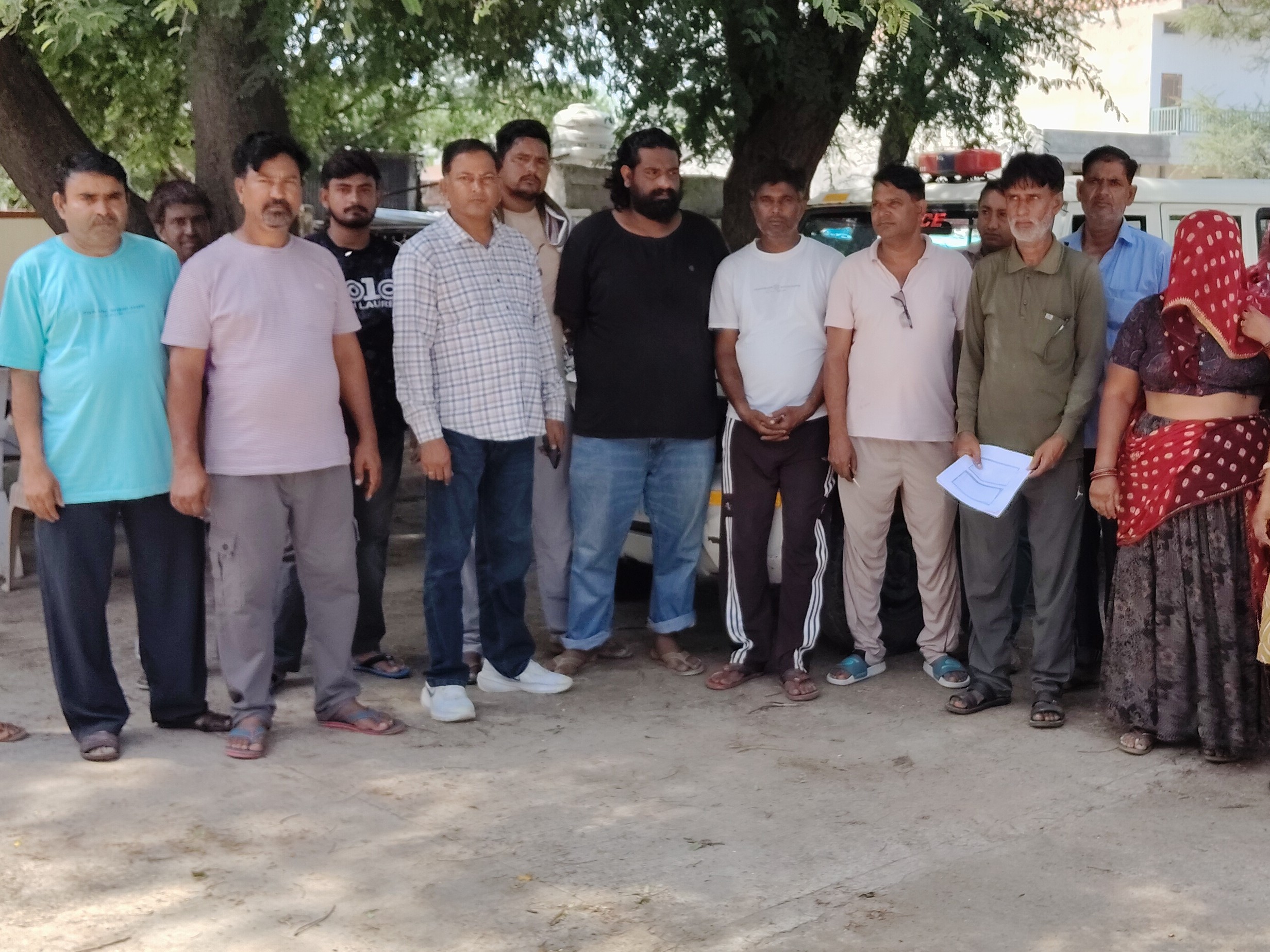 थाने में शिकायत दर्ज करवाने पहुंचे पीड़ित परिवार के लोग।