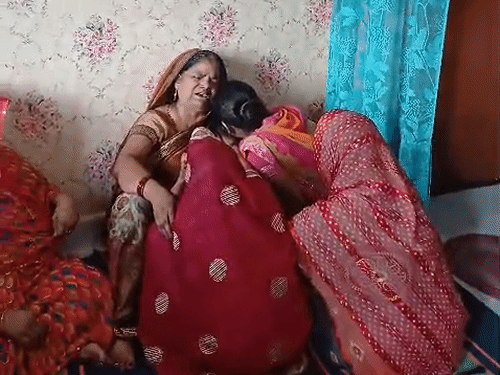 बेटे की मौत के बाद उसकी मां चमन तारा देवी दो दिनों से बेसुध पड़ी हैं। घर में आने वाला हर व्यक्ति उन्हें देख भावुक हो जा रहा है।