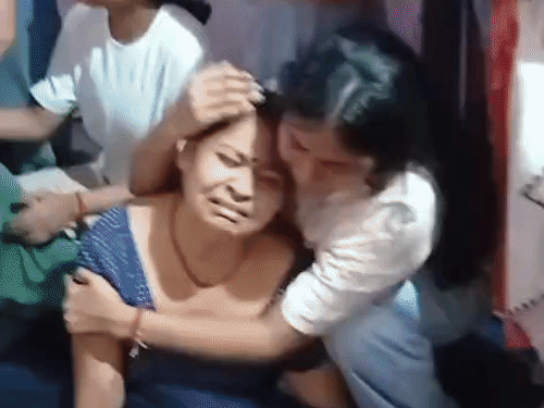 पवन की लाश देखकर मां का बुरा हाल गया। बहने उन्हें समझाती रहीं। वो बार-बार बेटे का चेहरा देखने के लिए तड़पती रहीं।