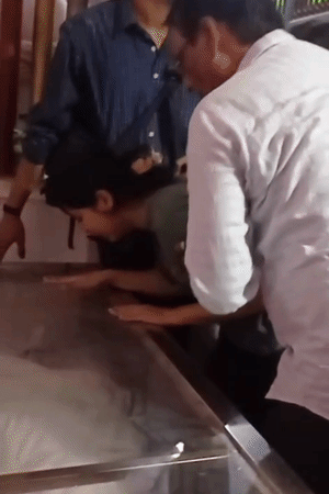 परिजन बहनों को ढांढस बंधाते रहे। उनसे कहते रहे कि खुद को संभालो, ताकि समय से उसका अंतिम संस्कार किया जा सके।
