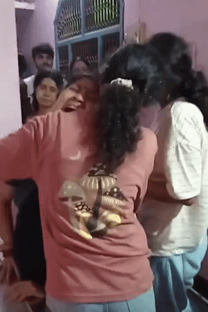 पवन का शव देखते ही बहनें फूट-फूटकर रो पड़ीं। मां को गले लगाकर खूब रोईं।