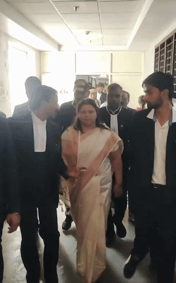 कोर्ट में सुरक्षा के कड़े इंतजाम रहे। जया पाल कई वकीलों के साथ कोर्ट पहुंची थीं।