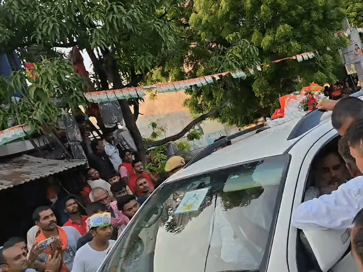 राहुल गांधी शाम 6 बजे रायबरेली पहुंचे। कार्यकर्ताओं ने उनका स्वागत किया।