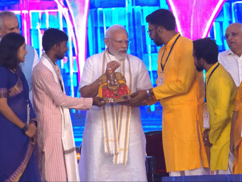 पंतप्रधान मोदींचे स्वागत भगवान श्रीगणेशाची मूर्ती देऊन करण्यात आले.