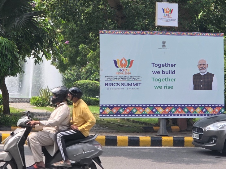 दिल्ली में ब्रिक्स समिट के लिए जगह-जगह प्रमोशनल पोसटर लगे हैं।