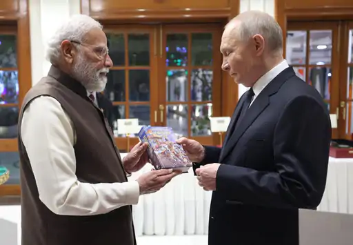 पीएम मोदी राष्ट्रपति पुतिन को रूसी भाषा में लिखी भगवद्गीता गिफ्ट करते हुए।