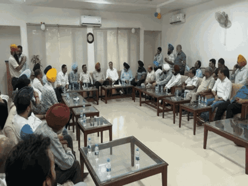 बिजली संकट से जूझ रहे उद्यमी पावरकॉम के अफसरों से बैठक करते हुए।