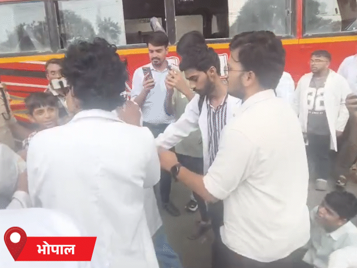 पुलिस ने चक्काजाम खोलने की बात कही तो इंटर्न डॉक्टरों ने इनकार कर दिया।