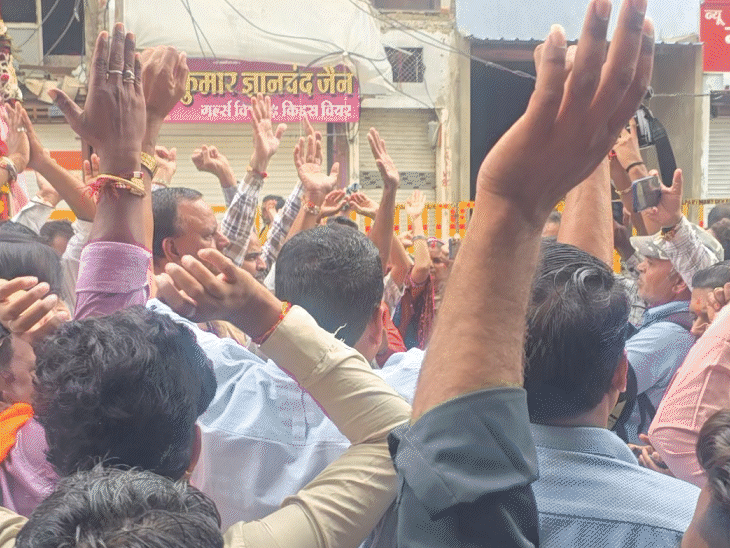 भक्तों पूजा-अर्चना करने बड़ी संख्या में पहुंचे।