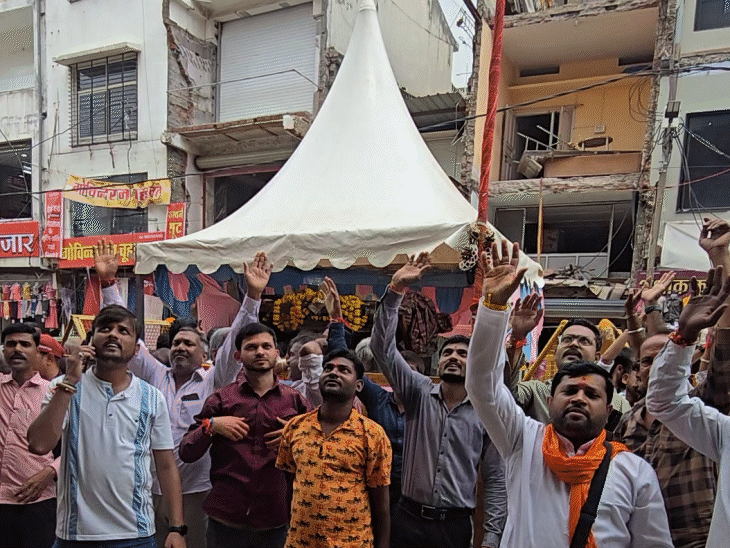 हनुमान मंदिर में भक्तों की भीड़ पहुंच रही।
